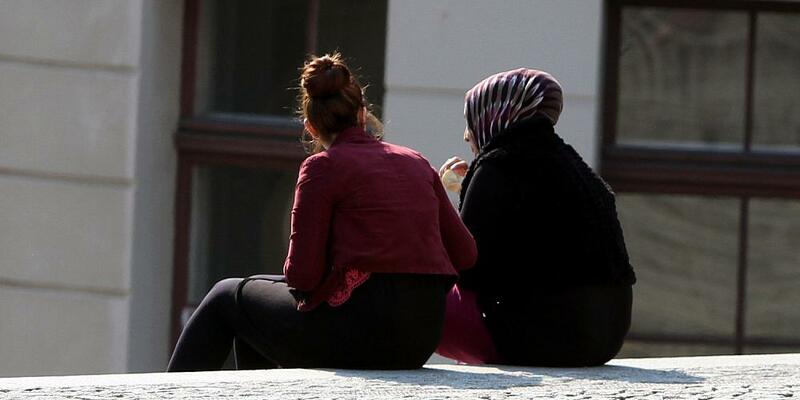 Frau mit Kopftuch und Frau ohne Kopftuch (Archiv) - Foto: über dts Nachrichtenagentur