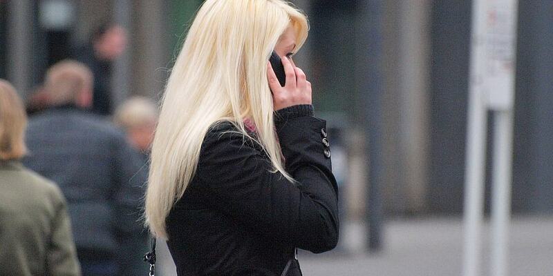Blonde Frau mit Telefon (Archiv) - Foto: über dts Nachrichtenagentur