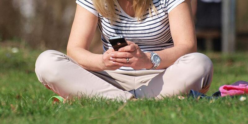 Smartphone-Nutzerin (Archiv) - Foto: über dts Nachrichtenagentur