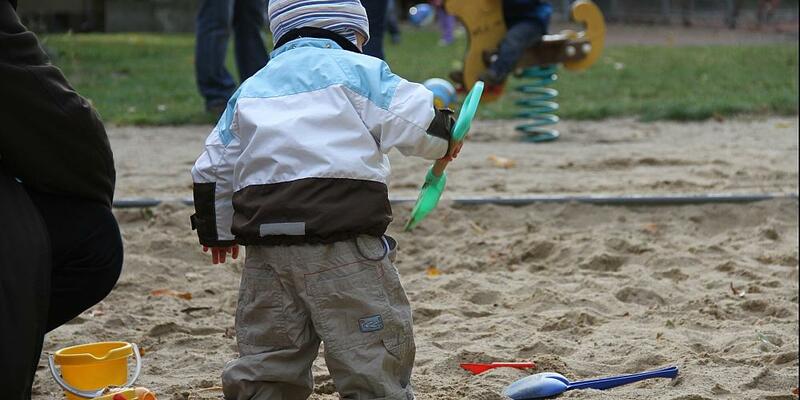 Kleinkind auf Spielplatz (Archiv) - Foto: über dts Nachrichtenagentur
