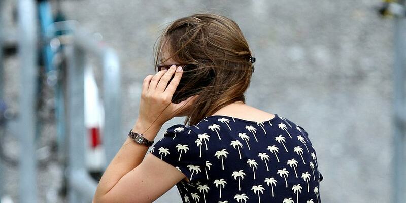 Junge Frau mit Handy - Foto: über dts Nachrichtenagentur