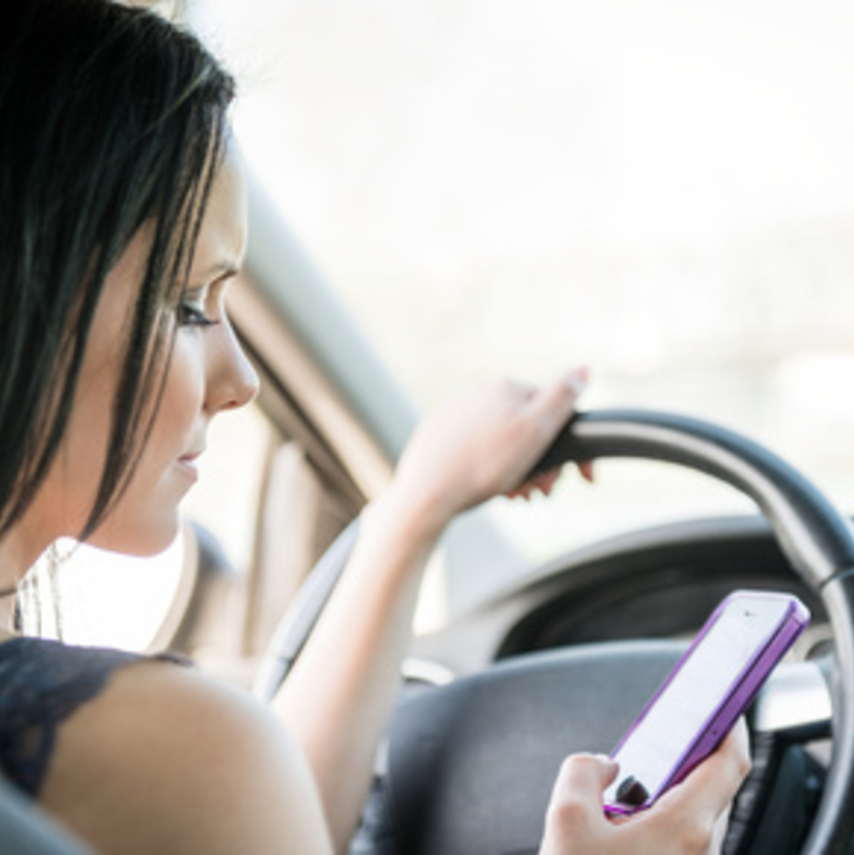 Die Ablenkung bei der Nutzung von Smartphones beim Autofahren ist immens und sehr gefährlich. Die Anzahl, der dadurch verursachten Unfälle, nimmt stetig zu. - Foto: © Martinan - Fotolia.com