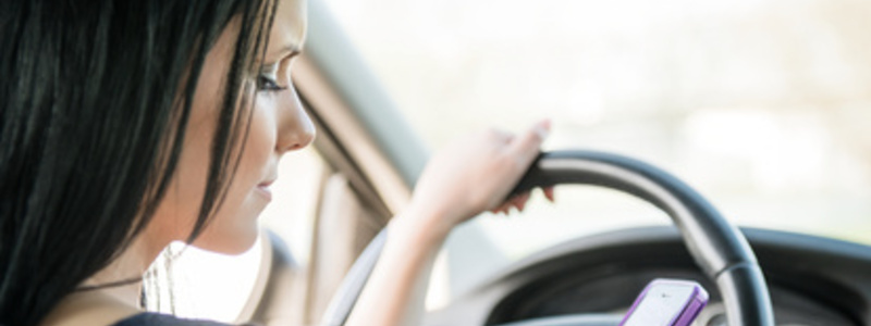 Die Ablenkung bei der Nutzung von Smartphones beim Autofahren ist immens und sehr gefährlich. Die Anzahl, der dadurch verursachten Unfälle, nimmt stetig zu. - Foto: © Martinan - Fotolia.com