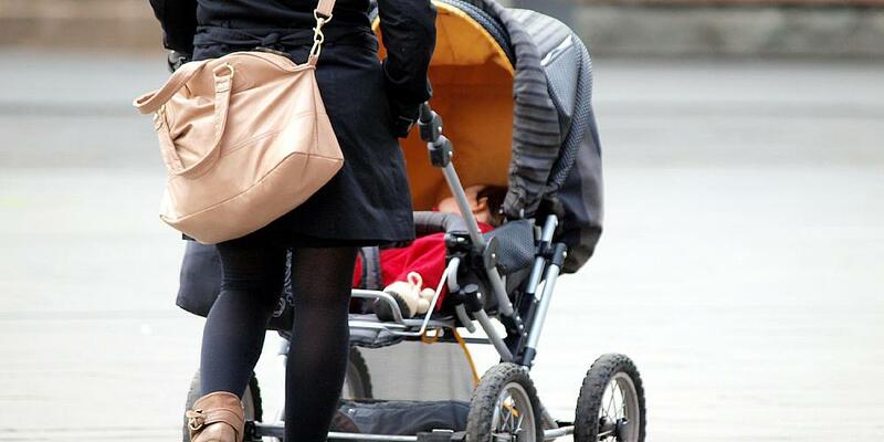 Mutter mit Kleinkind und Kinderwagen (Archiv) - Foto: über dts Nachrichtenagentur
