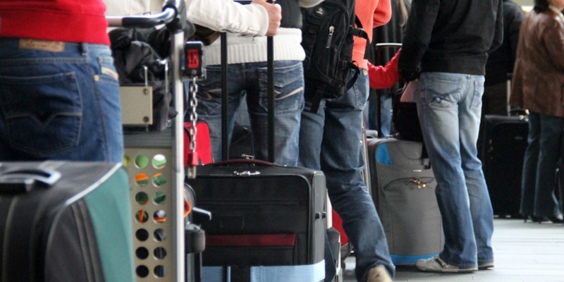 Touristen beim Check-in am Flughafen - Foto: über dts Nachrichtenagentur