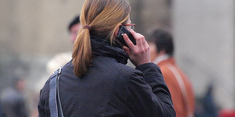 Frau mit Telefon - Foto: über dts Nachrichtenagentur