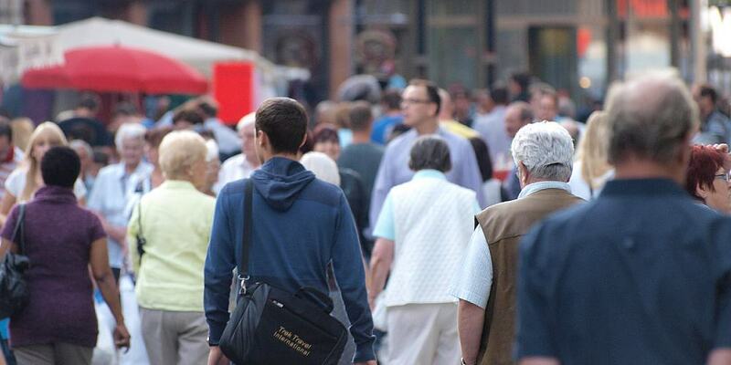 Menschen in einer Fußgängerzone (Archiv) - Foto: über dts Nachrichtenagentur