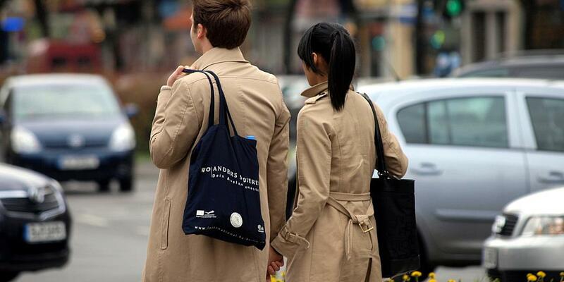 Junges Pärchen mit Einkaufstaschen (Archiv) - Foto: über dts Nachrichtenagentur