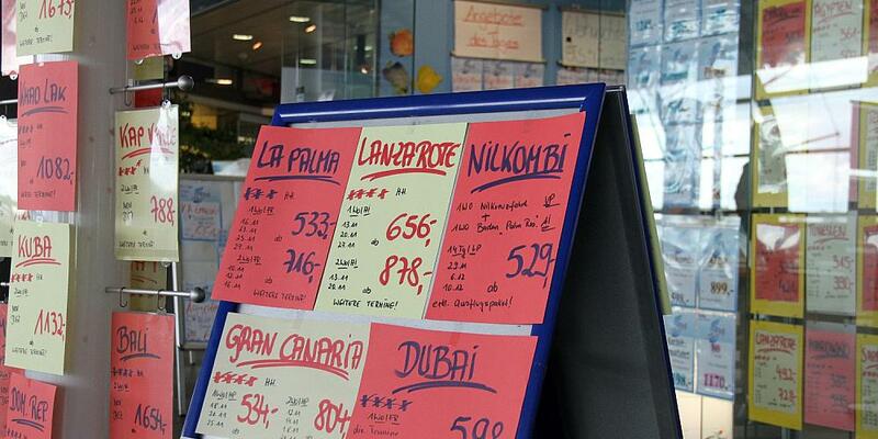 Urlaubsangebote im Reisebüro (Archiv) - Foto: über dts Nachrichtenagentur