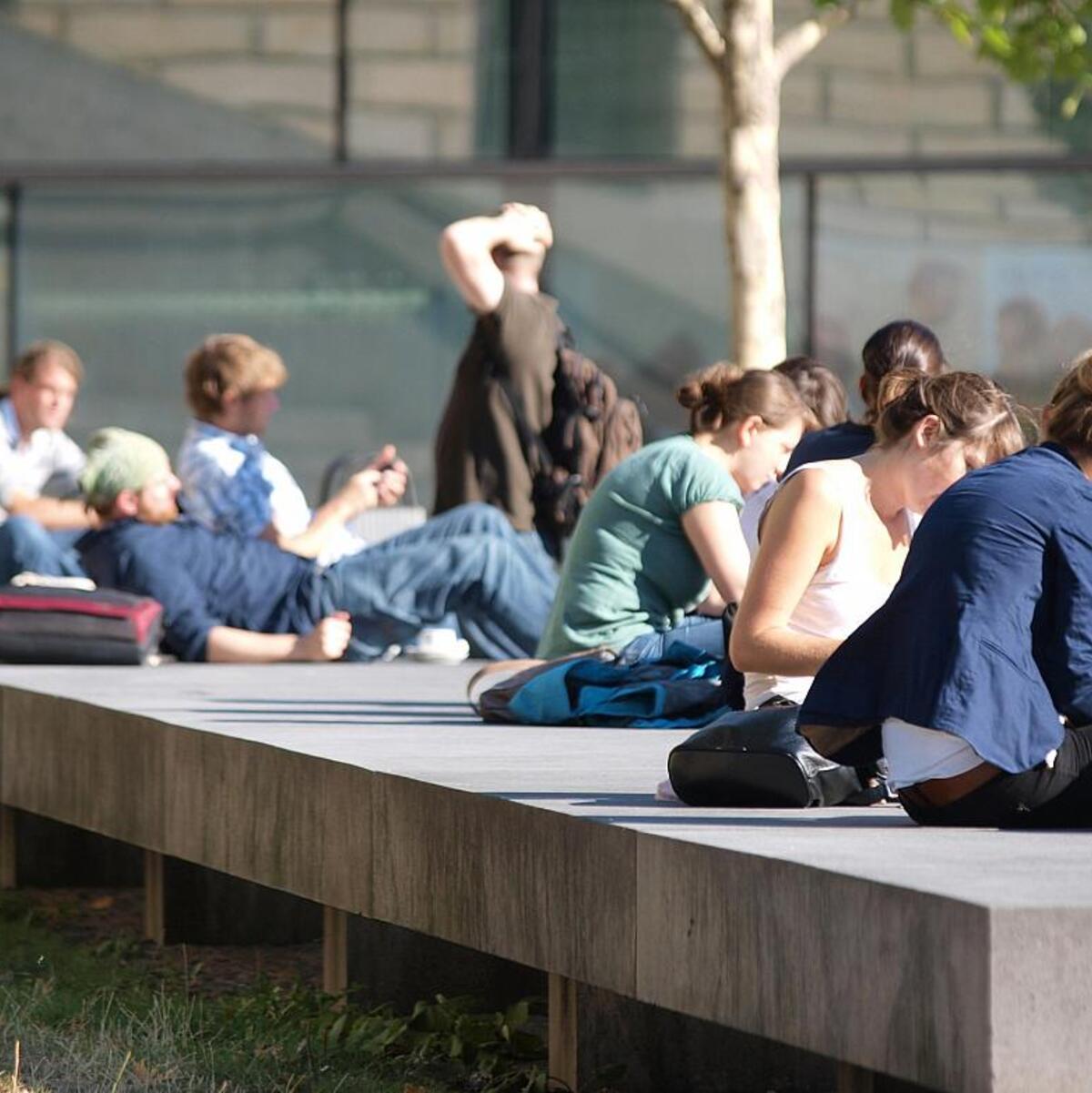 Junge Leute vor einer Universität (Archiv) - Foto: über dts Nachrichtenagentur