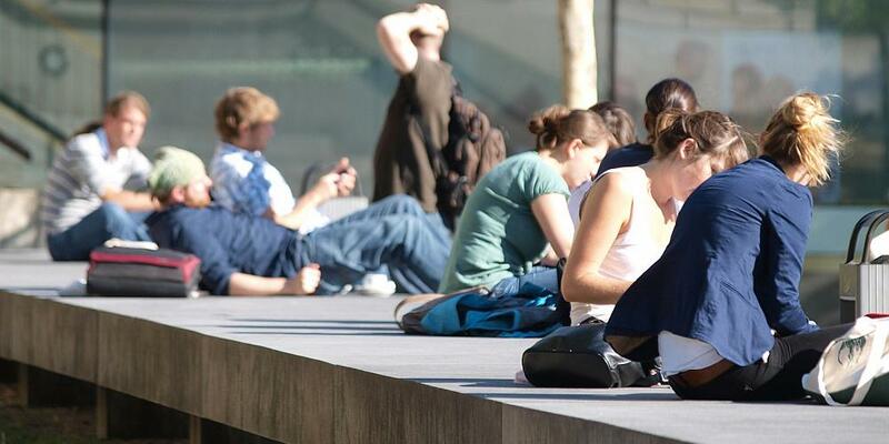 Junge Leute vor einer Universität (Archiv) - Foto: über dts Nachrichtenagentur