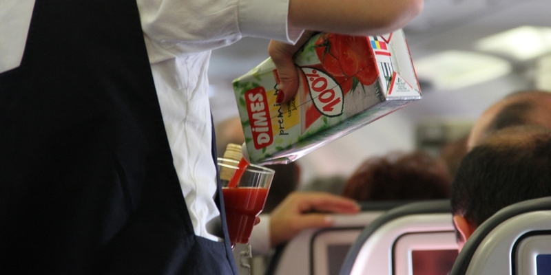 Flugbegleiterin im Flugzeug - Foto: über dts Nachrichtenagentur