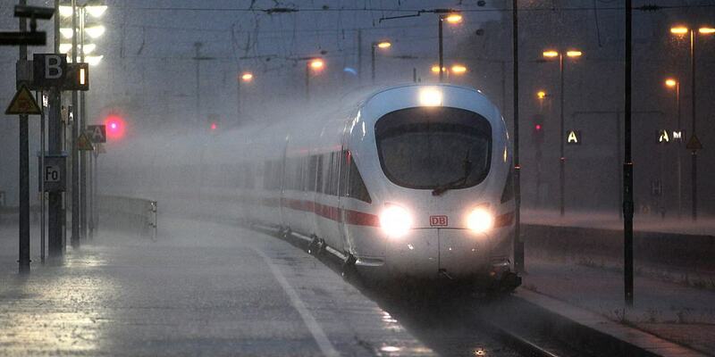 ICE-Zug bei Unwetter (Archiv) - Foto: über dts Nachrichtenagentur