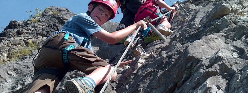 Bergführer Patrick Jost erklärt den Kindern Julius (9) und Jakob (6) wie man sich in einem Klettersteig richtig verhält. - Foto: Bad Hindelang Tourismus