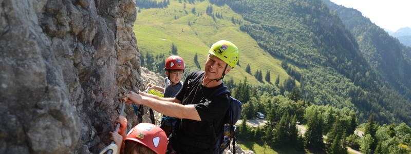 Der Bad Hindelanger Tourismusdirektor Maximilian Hillmeier mit seinen Kindern Jakob (6) und Julius (9) in der Kletterwand. - Foto: Bad Hindelang Tourismus