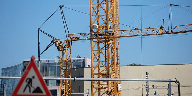 Baukräne auf einer Baustelle (Archiv) - Foto: über dts Nachrichtenagentur