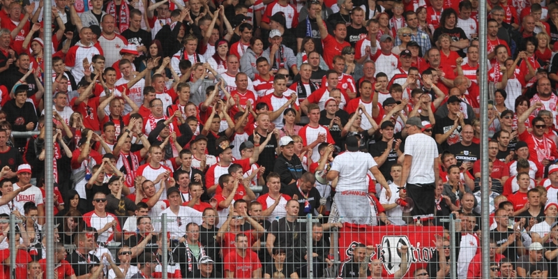 Fans im FuÃŸballstadion - Foto: über dts Nachrichtenagentur
