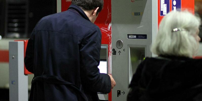 Reisender an einem Fahrkartenautomaten der Bahn (Archiv) - Foto: über dts Nachrichtenagentur