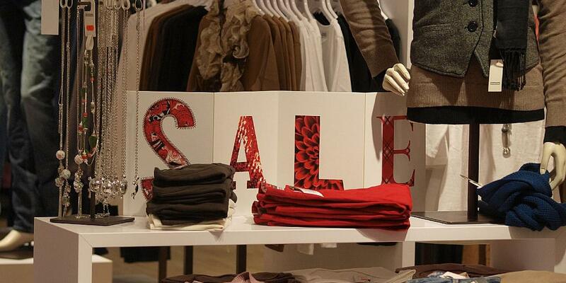 Angebote in einem Geschäft (Archiv) - Foto: über dts Nachrichtenagentur