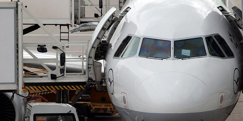 Lufthansa-Maschine wird am Flughafen beladen - Foto: über dts Nachrichtenagentur