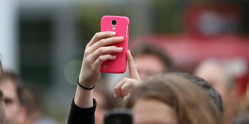 Frau mit Smartphone (Archiv) - Foto: über dts Nachrichtenagentur