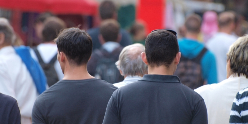 MÃ¤nner in einer FuÃŸgÃ¤ngerzone - Foto: über dts Nachrichtenagentur