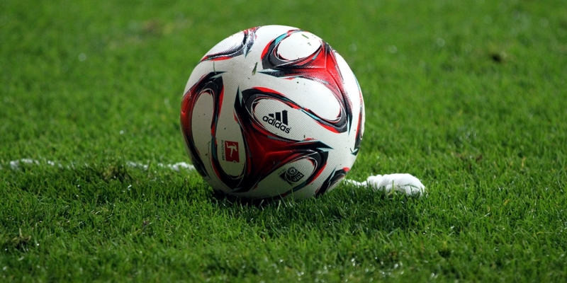 Fußball liegt vor Freistoßspray - Foto: über dts Nachrichtenagentur