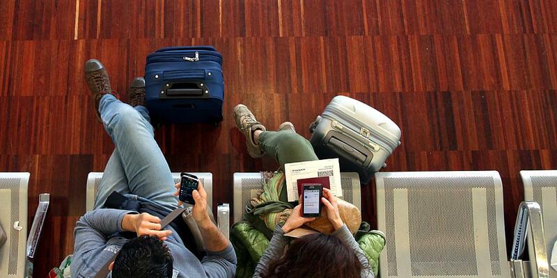 Ein Pärchen wartet am Flughafen - Foto: über dts Nachrichtenagentur