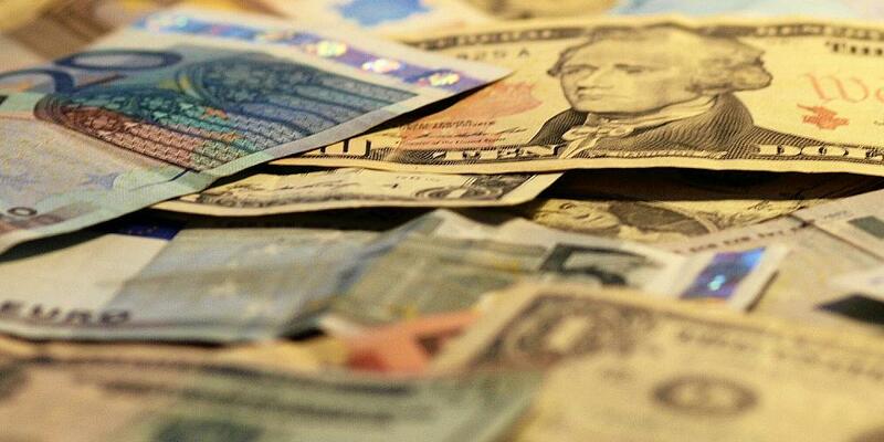 Euro- und Dollarscheine (Archiv) - Foto: über dts Nachrichtenagentur