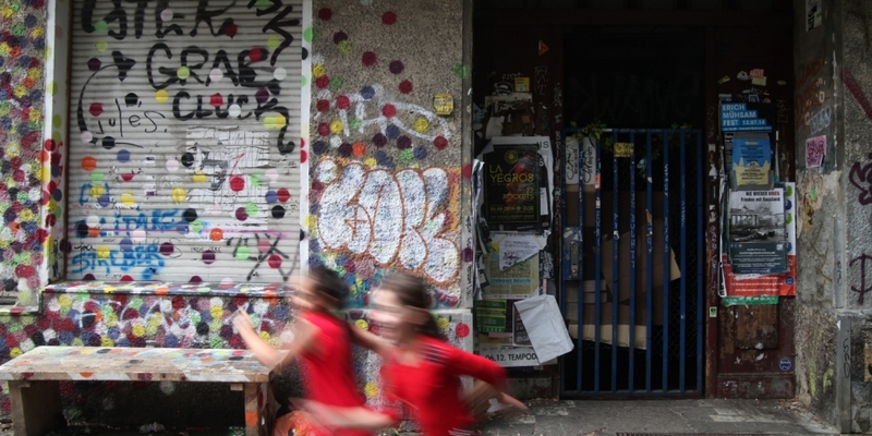 Kinder vor einem unsanierten Haus in Berlin-NeukÃ¶lln - Foto: über dts Nachrichtenagentur