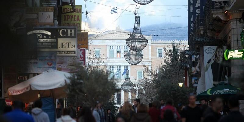Einkaufsstraße in Athen mit Griechischem Parlament (Archiv) - Foto: über dts Nachrichtenagentur