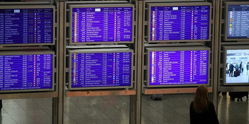 Frau vor Informationstafel am Frankfurter Flughafen - Foto: über dts Nachrichtenagentur