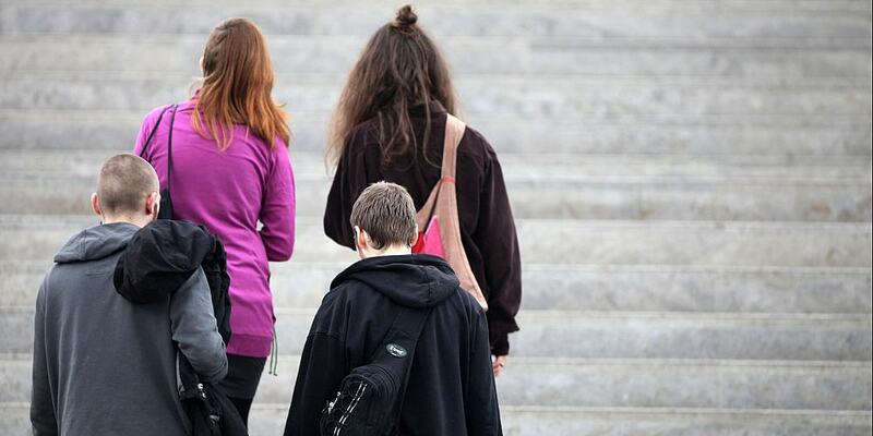 Vier junge Leute auf einer Treppe (Archiv) - Foto: über dts Nachrichtenagentur
