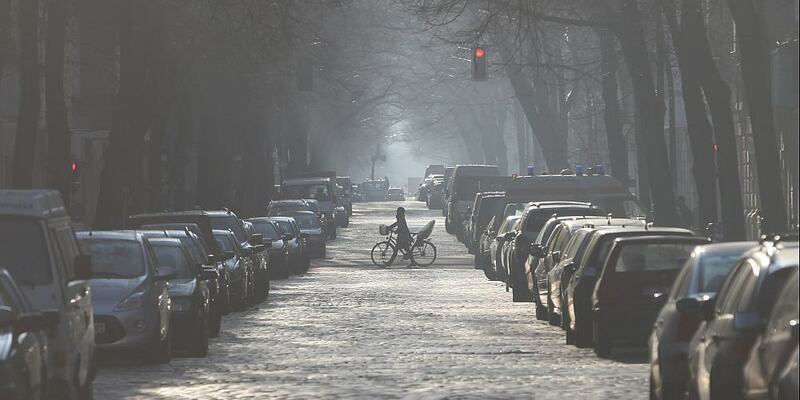Parkende Autos in einer Straße (Archiv) - Foto: über dts Nachrichtenagentur