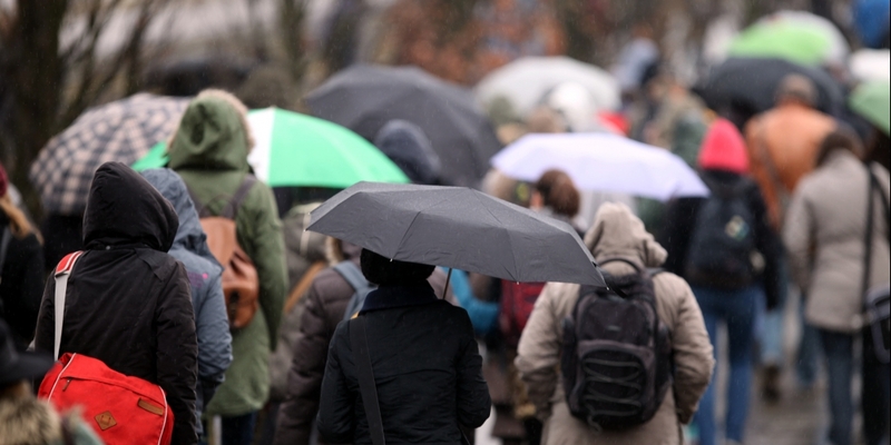 Menschen mit Regenschirm - Foto: über dts Nachrichtenagentur