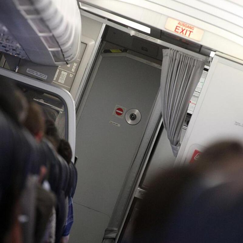 Flugzeugkabine mit Cockpit-Tür (Archiv) - Foto: über dts Nachrichtenagentur