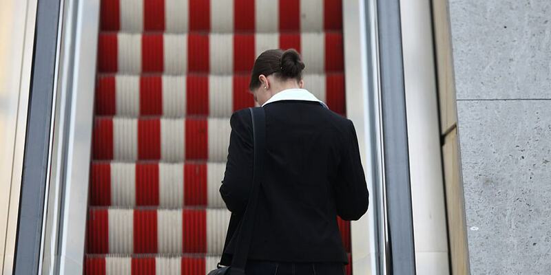 Woman on an escalator (archive) - Photo: via dts news agency