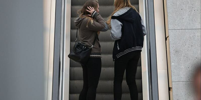 Junge Mädchen auf einer Rolltreppe (Archiv) - Foto: über dts Nachrichtenagentur