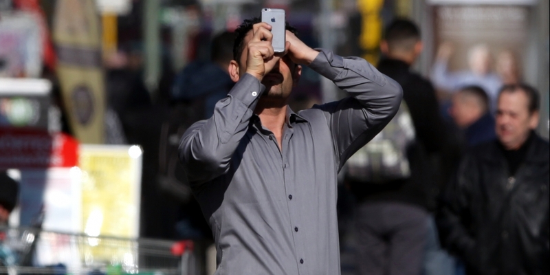 Mann mit Smartphone - Foto: über dts Nachrichtenagentur