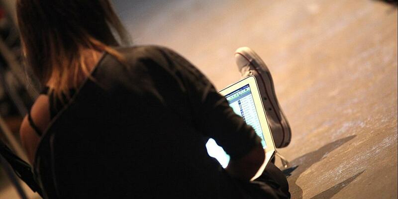 Computer-Nutzerin auf Facebook - Foto: über dts Nachrichtenagentur