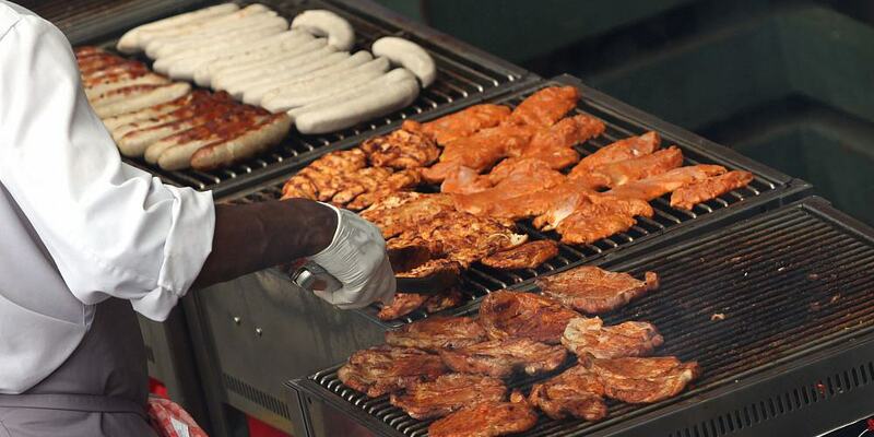Hähnchenschnitzel und Würste auf einem Grill (Archiv) - Foto: über dts Nachrichtenagentur