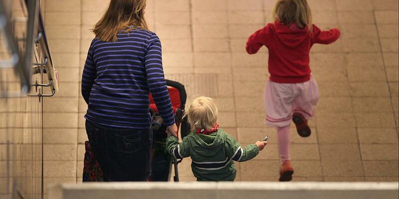 Mutter mit zwei Kindern - Foto: über dts Nachrichtenagentur