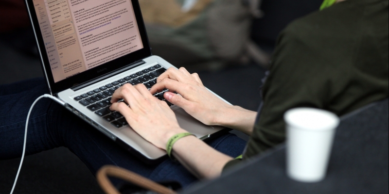 Frau an einem Laptop - Foto: über dts Nachrichtenagentur