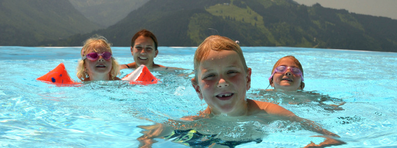 Ein Alpenpanorama der Extraklasse und pollenarme Luft zum Durchatmen verspricht der Outdoor-Pool des Kinderhotels. Foto: Kinderhotel Oberjoch       - Foto: Kinderhotel Oberjoch