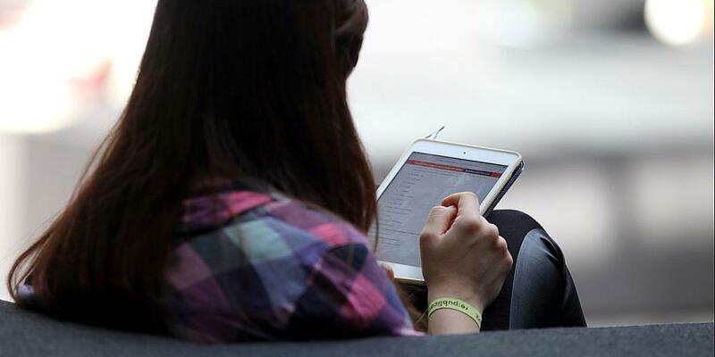 Frau mit Tablet (Archiv) - Foto: über dts Nachrichtenagentur
