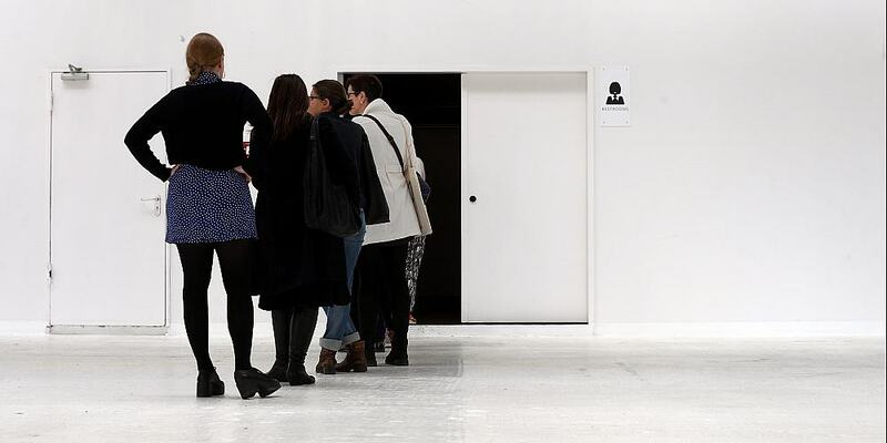Frauen vor einer Toilette (Archiv) - Foto: über dts Nachrichtenagentur