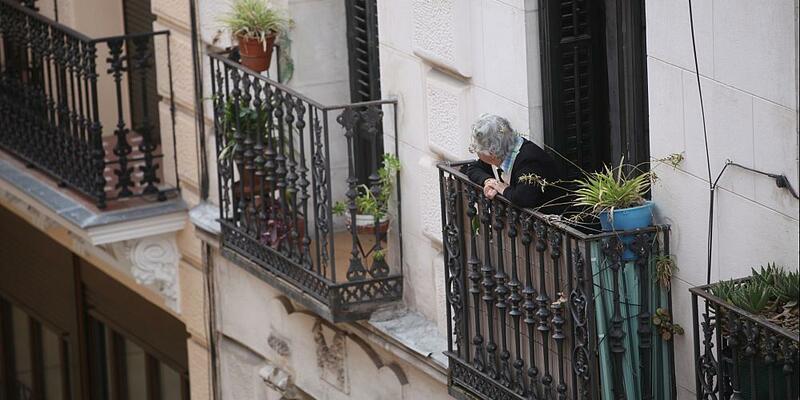 Seniorin schaut von einem Balkon (Archiv) - Foto: über dts Nachrichtenagentur
