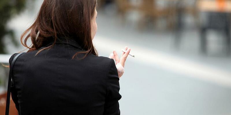 Raucherin (Archiv) - Foto: über dts Nachrichtenagentur