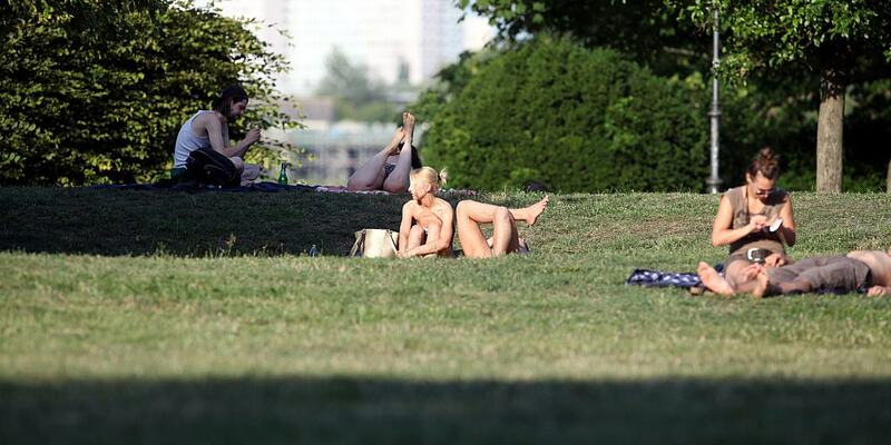 Sonnenbaden auf einer Wiese - Foto: über dts Nachrichtenagentur