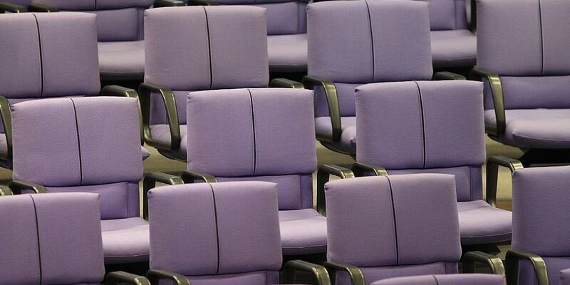 Leere Abgeordnetenstühle im Bundestag (Archiv) - Foto: über dts Nachrichtenagentur